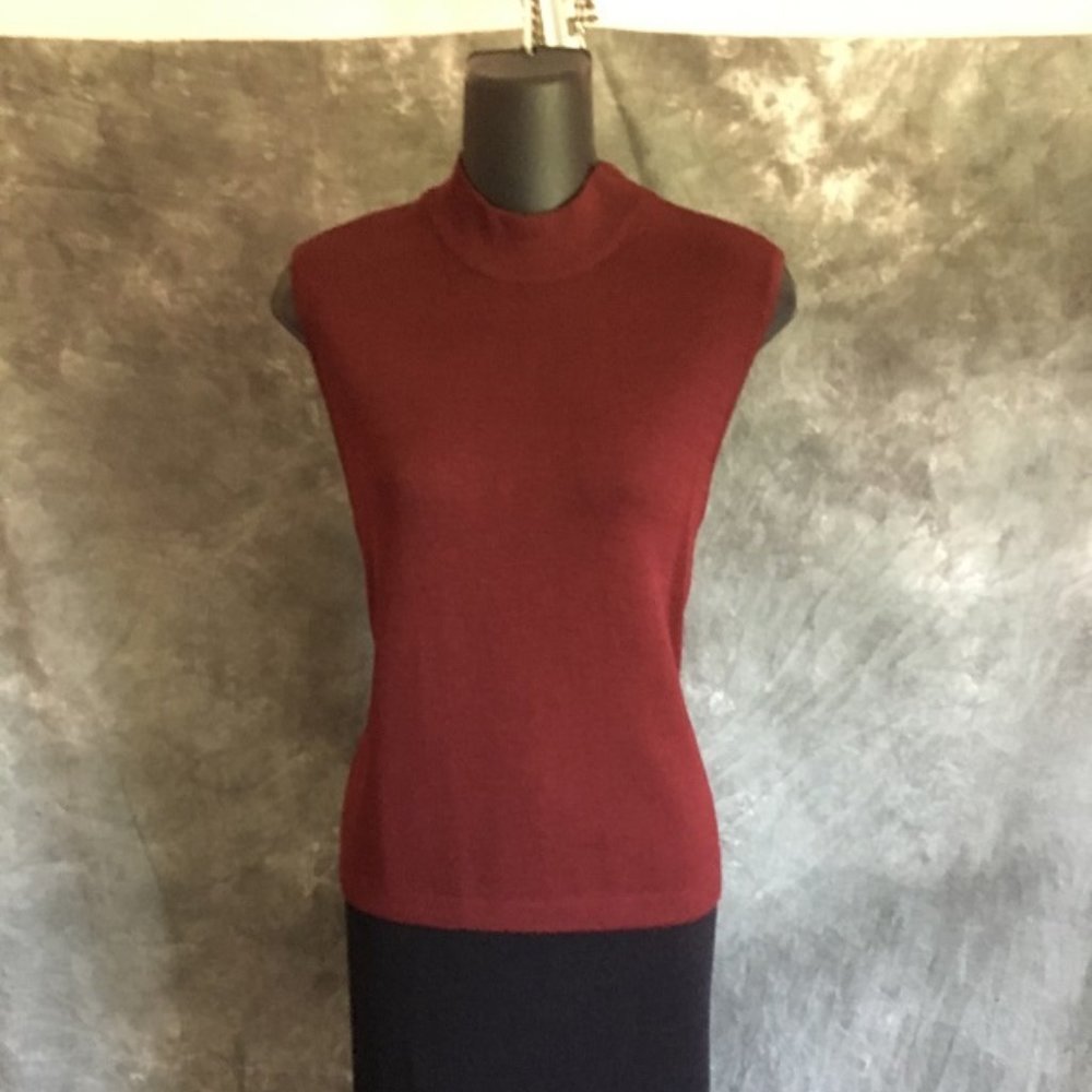 ST JOHN GARNET BURGUNDY KNIT TOP SIZE M 10 12 NEW